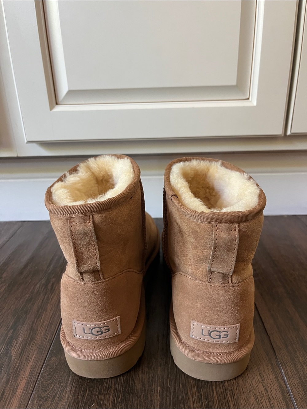 LIKE NEW UGG Classic Mini II Boots! - Picture 8 of 9